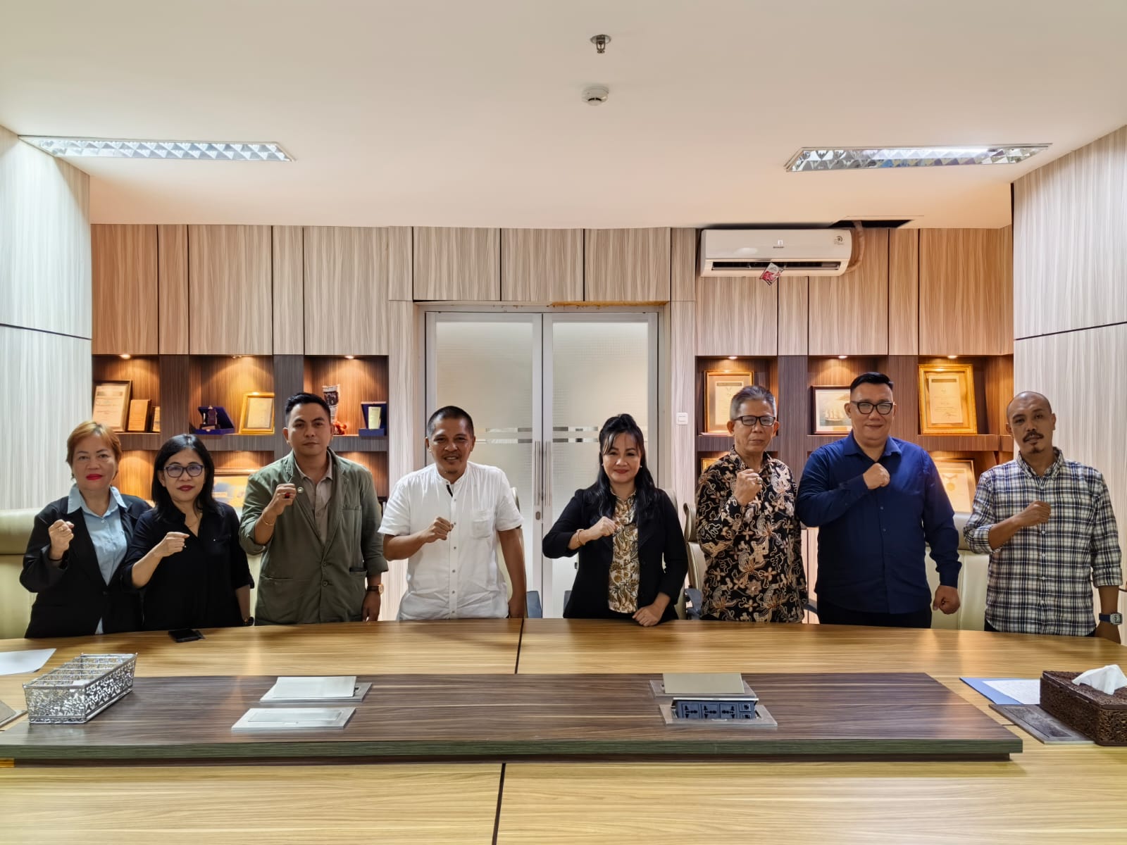 Pengurus Koperasi Sulut Sukses Bersama berfoto bersama usai FGD di kantor Manado Post, Manado, Jumat (13/3), setelah membahas rencana digitalisasi koperasi dan penguatan ekonomi masyarakat.