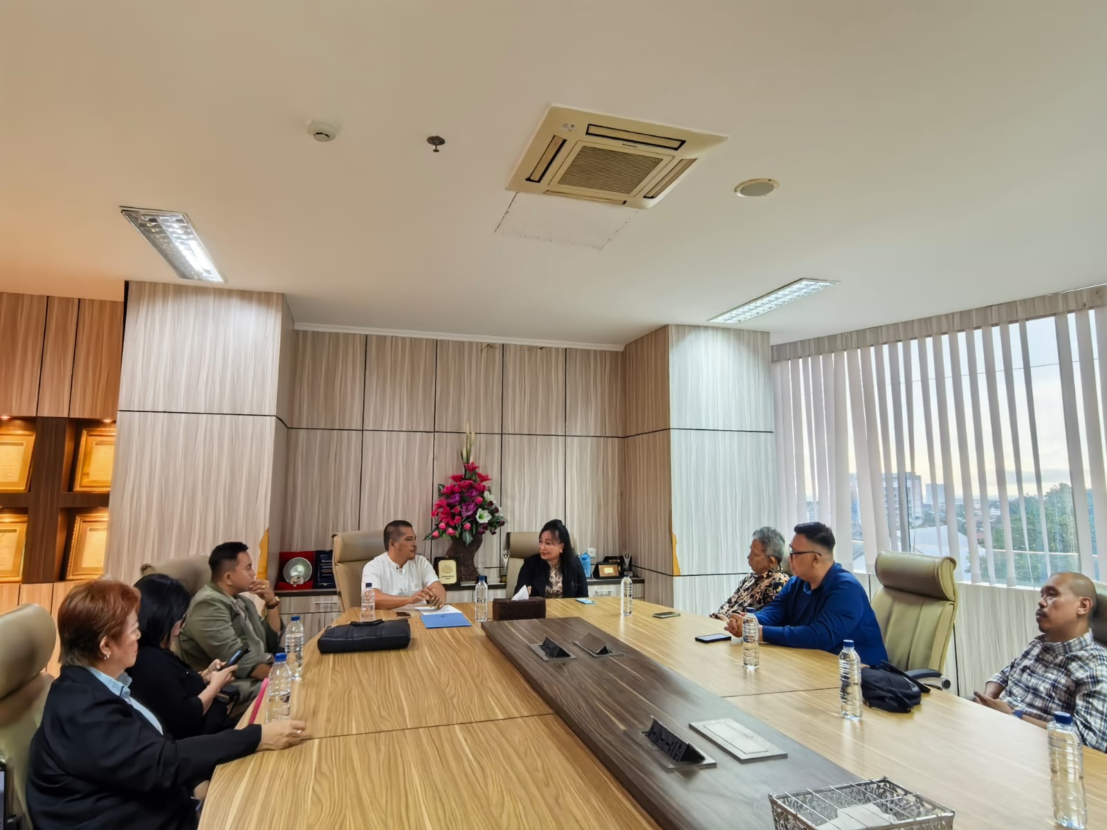 Sejumlah pengurus KSSB mengikuti FGD di Manado Post, (13/3), membahas arah koperasi, strategi pemasaran, serta transformasi digital untuk meningkatkan pelayanan anggota dan UMKM.