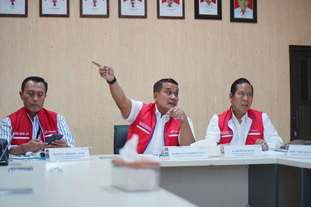 Jajaran Komisaris dan Direksi Pertamina saat melakukan kunjungan kerja ke Aviation Fuel Terminal (AFT) Hasanuddin, Makassar, pada Jumat (13/3)  
