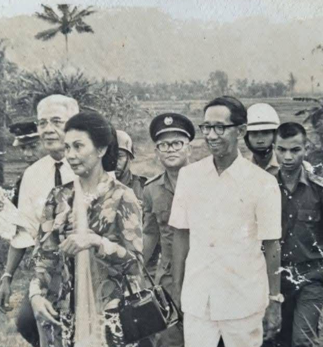 Ibu Dora Sigar didampingi suami Prof Sumitro Djojohadikusumo saat pulang kampung di Langowan Kabupaten  Minahasa 