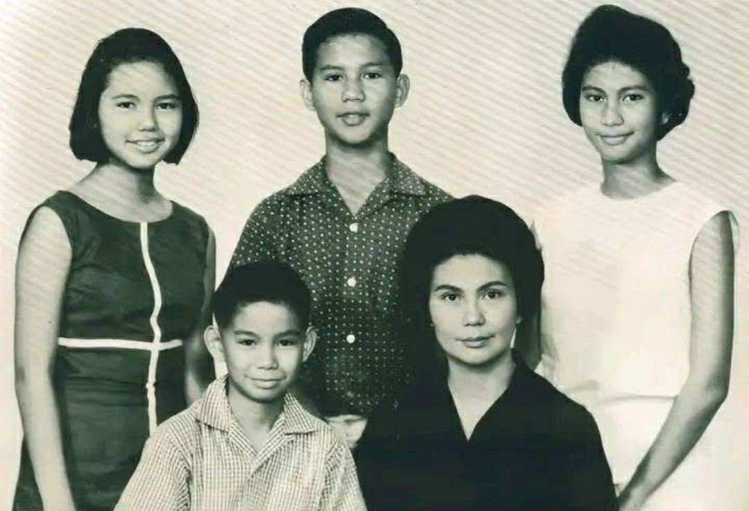 Mendiang  Ibu Dora Sigar bersama keempat anaknya. Salah satunya Presiden RI Prabowo Subianto (berdiri) saat masih mudah. 