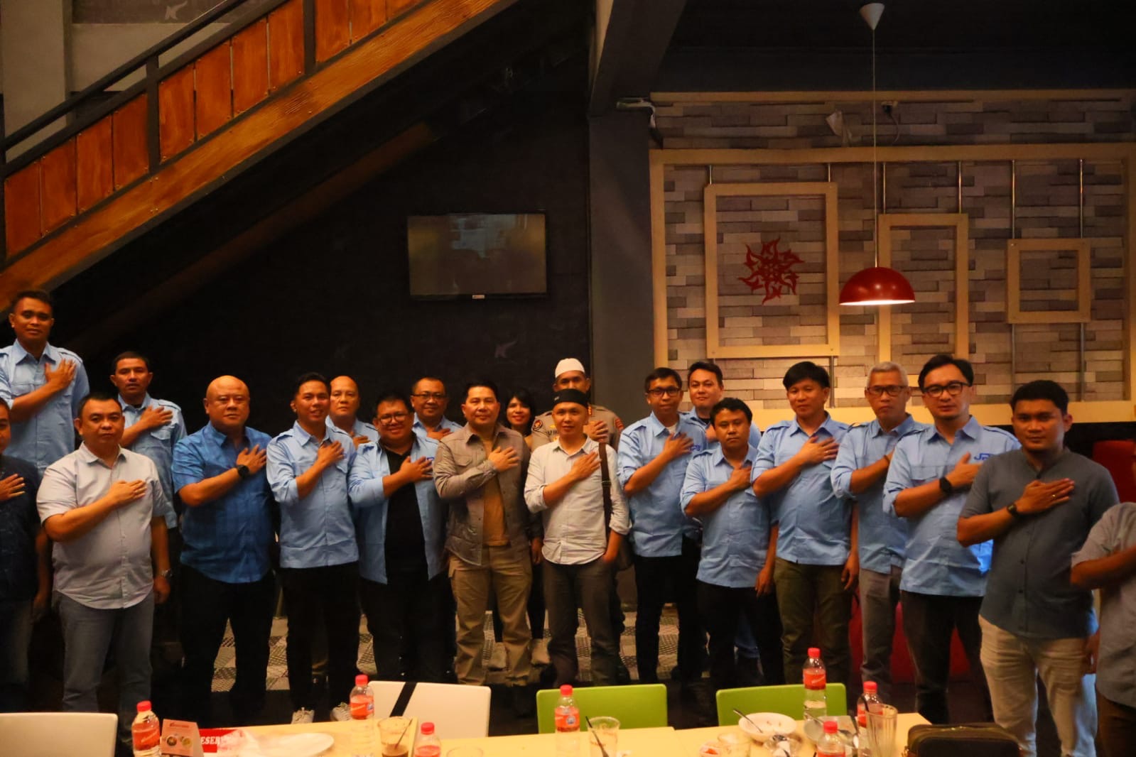 Kapolda Sulawesi Utara Irjen Pol Roycke Harry Langie, menggelar buka puasa bersama dengan para wartawan yang meliput di lingkungan Polda Sulut, Senin (16/3/2026) sore.