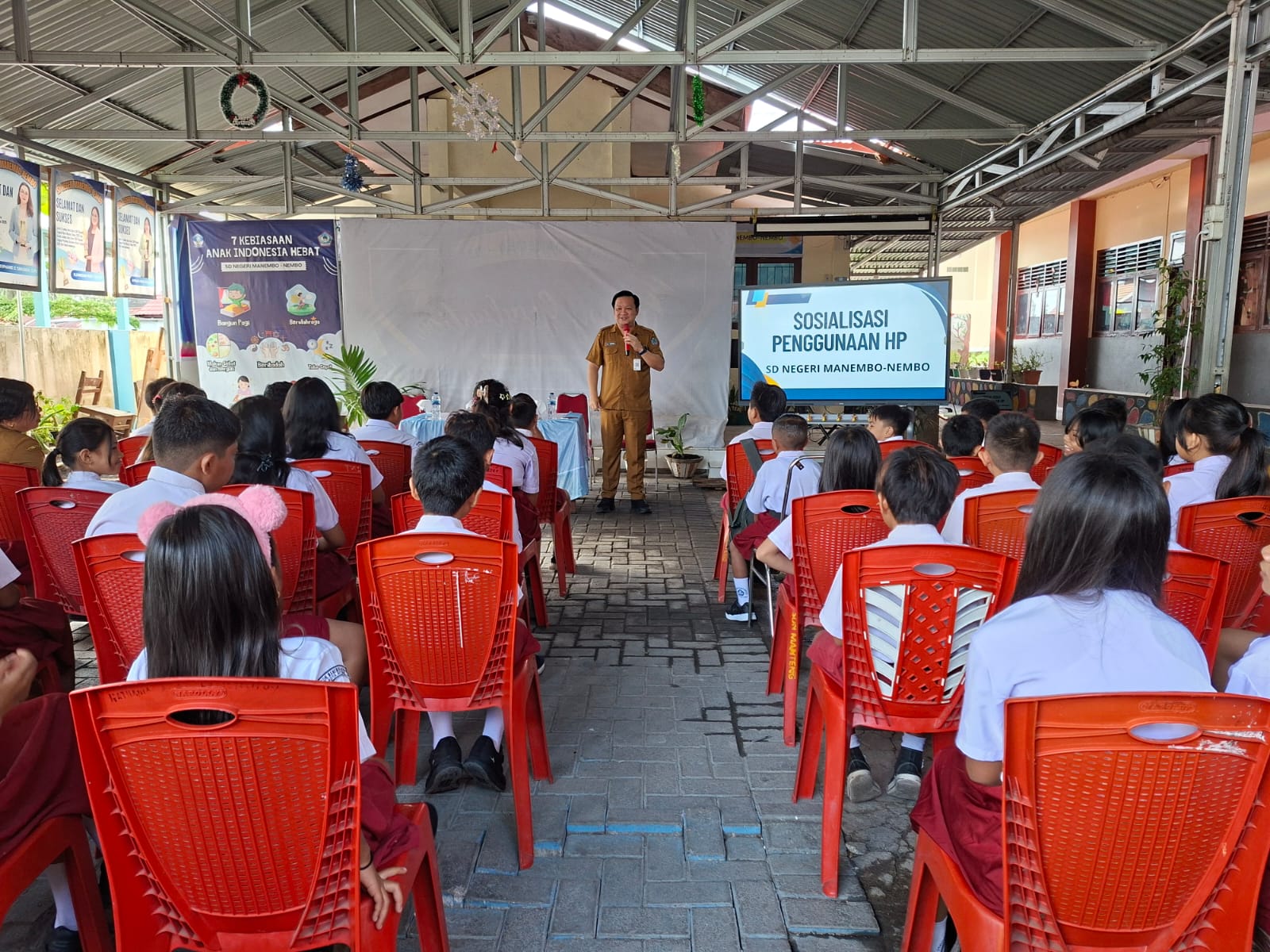 Plt Kepala Dinas Kominfo Kota Bitung Altin Tumengkol saat menyosialisasikan instruksi Gubernur Sulut dan regulasi dari Perkemkomdigi.(Dok Istimewa)