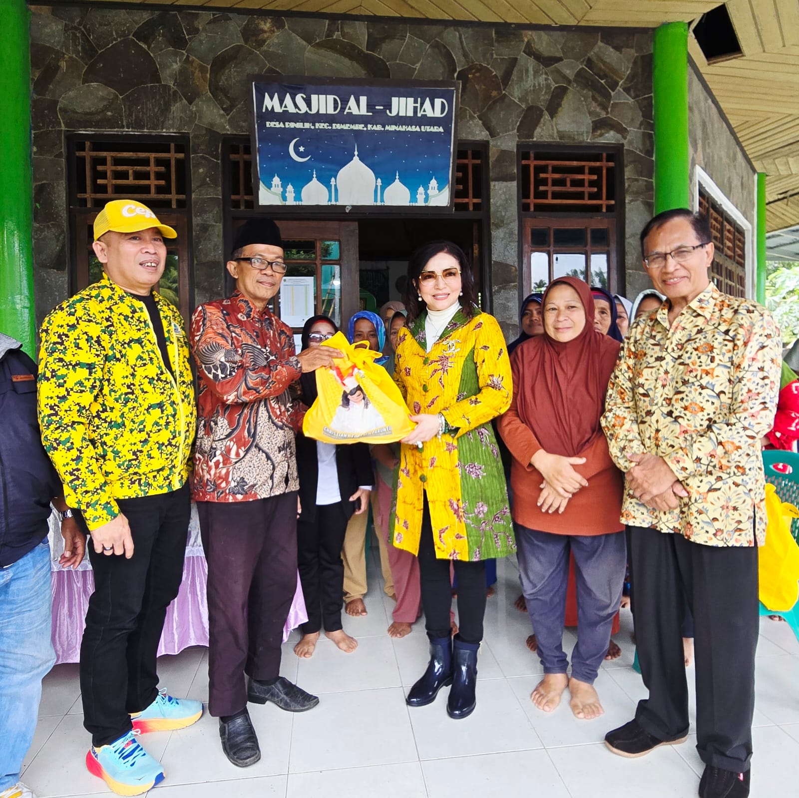 PEDULI: Anggota DPR RI Dapil Sulut, berbagi ratusan paket sembako kepada warga Muslim di Desa Klabat, Minahasa Utara (Minut), Senin (16/03/2026).