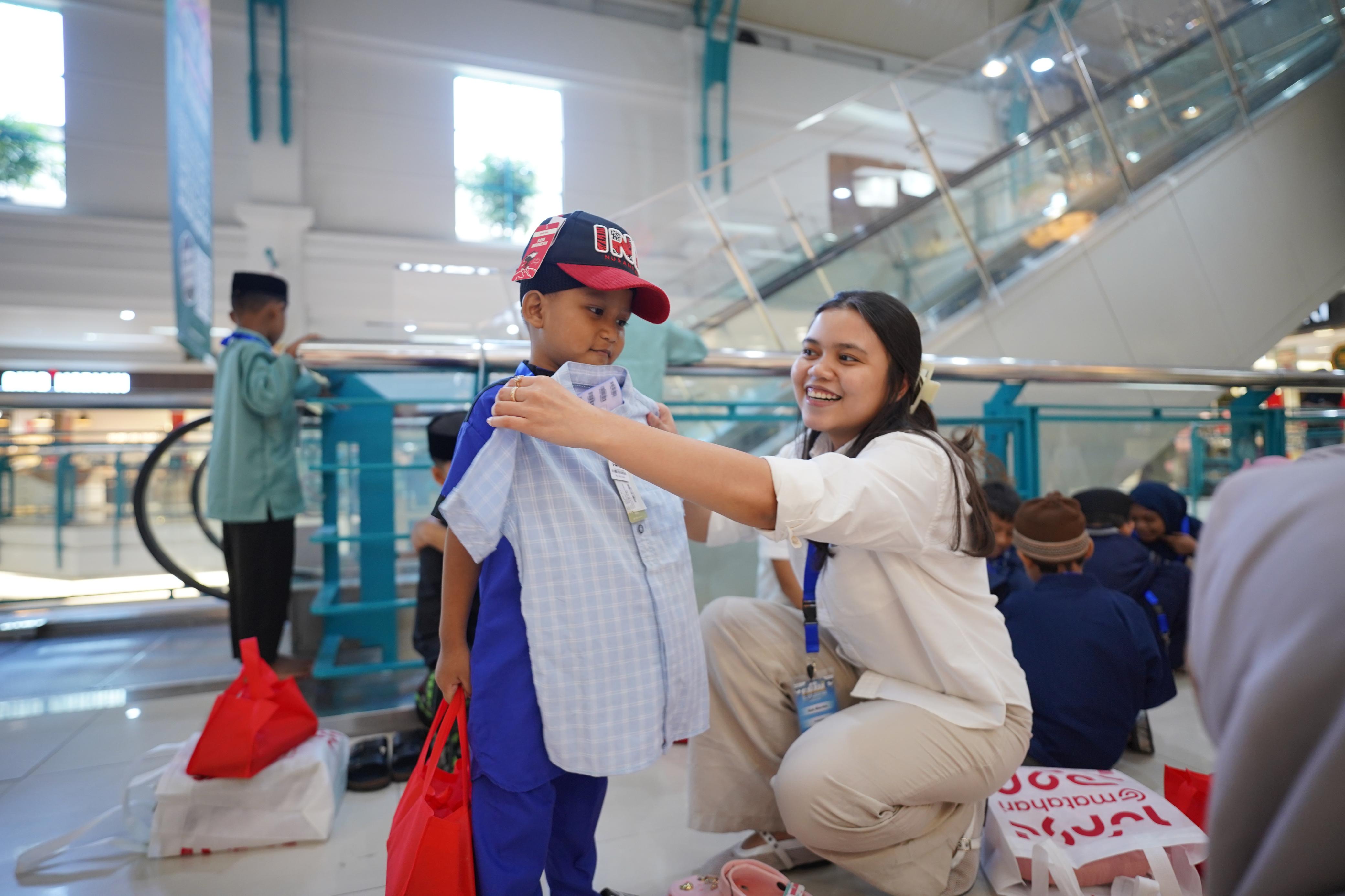 Anak Yatim dapat baju lebaran dari Pertamina