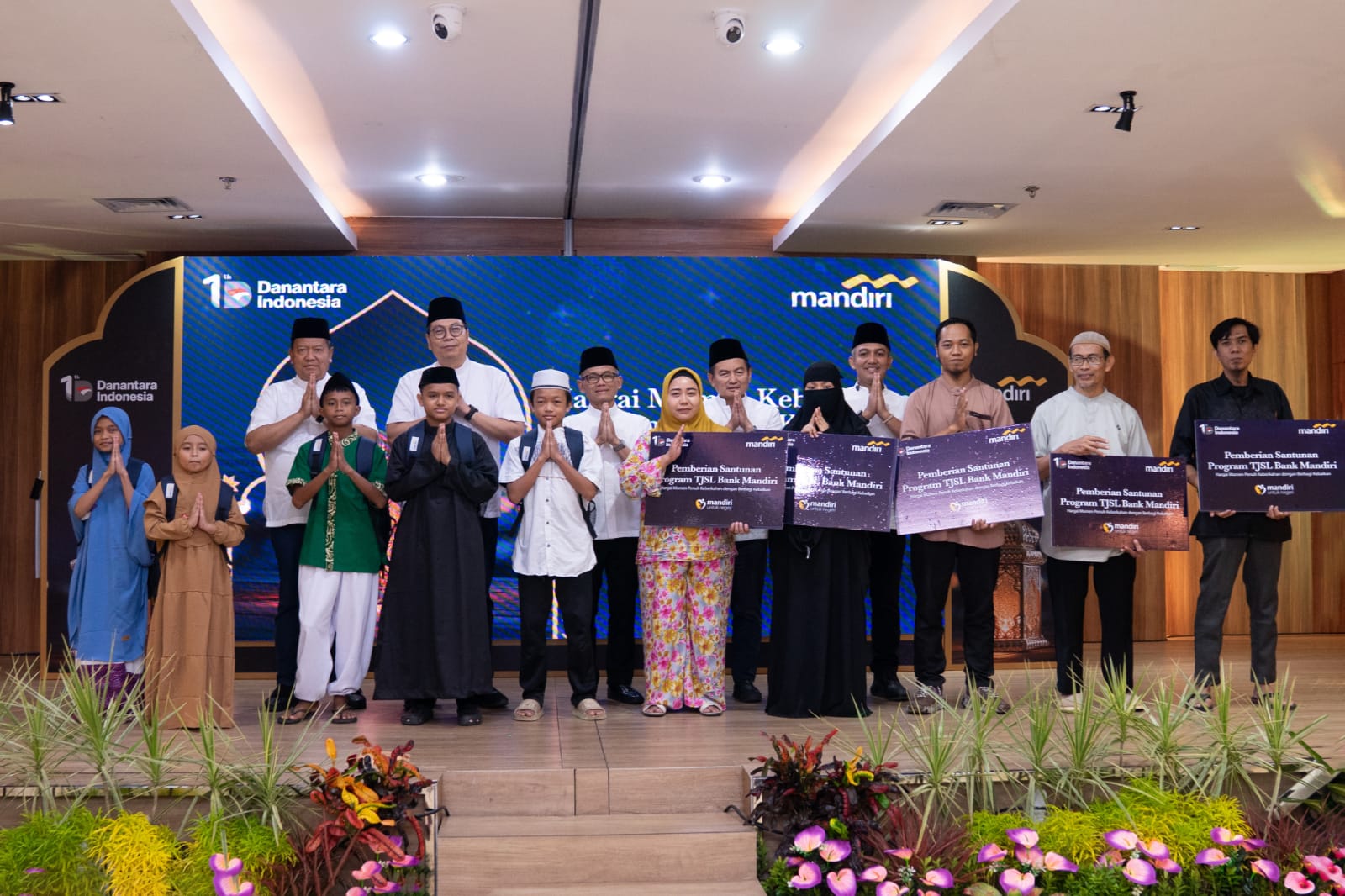 Bank Mandiri Santuni  Anak Yatim dan Masyarakat Rentan di Makassar.