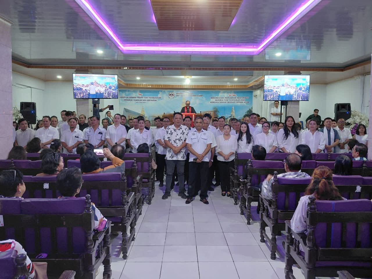 SUKACITA MELAYANI: Panitia Lokal Hari Persatuan Pria/Kaum Bapa (HAPSA P/KB) Jemaat GMIM Paulus Titiwungen Wenang Mahakeret (TWM) Tahun 2026 resmi dilantik di GMIM Paulus TWM, Minggu (15/03/26).