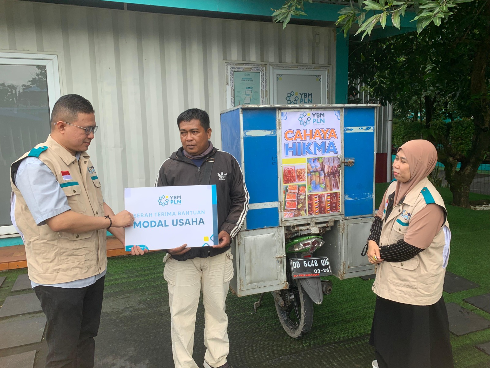Penyerahan bantuan modal usaha dari YBM PLN UIP3B Sulawesi kepada Muhammad Safri, pedagang camilan keliling di Makassar. 