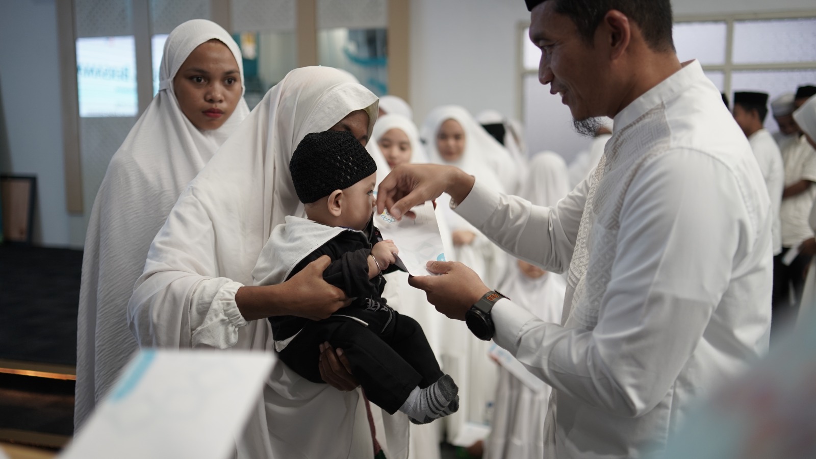 General Manager PLN UIP3B Sulawesi sekaligus Pembina YBM PLN UIP3B Sulawesi, Fermi Trafianto, menyerahkan santunan kepada salah satu anak yatim dhuafa