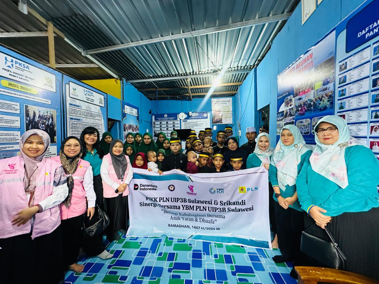 Perwakilan Srikandi PLN, PIKK, dan YBM PLN UIP3B Sulawesi berfoto bersama anak-anak yatim dalam kegiatan penyaluran paket iftar Ramadan di LKSA Yatim Sejahtera, Makassar. 