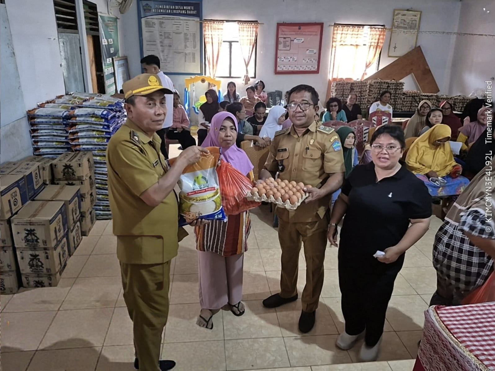 Kepala Dinas Perdagangan Minahasa Utara Maximelian Tapada saat menggelar Pasar Murah di Desa Munteh Kecamatan Likupang Barat