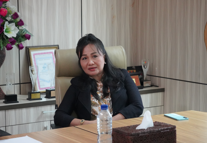 Ketua KSSB Ceilly Tumimomor menekankan pentingnya membangun kepercayaan publik agar koperasi mampu menjadi penggerak ekonomi masyarakat dalam FGD di Manado Post (13/3).
