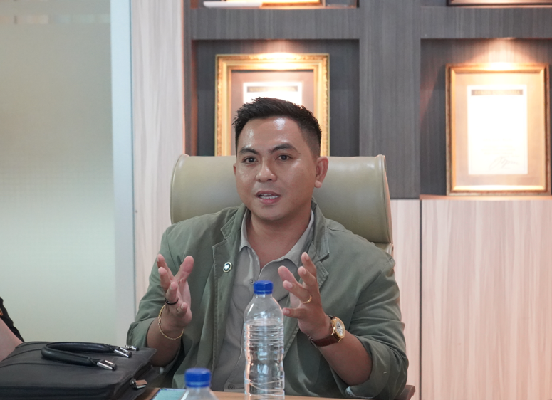 Sekretaris KSSB Michel Kawengian menekankan pentingnya tata kelola koperasi yang transparan dan profesional, disampaikan dalam FGD di Manado Post (13/3).