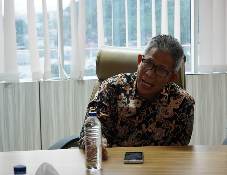 Manajer Pemasaran KSSB Izakh Palar memaparkan strategi koperasi untuk mendorong UMKM dan memperkuat ekonomi lokal, dalam FGD di Manado Post (13/3).