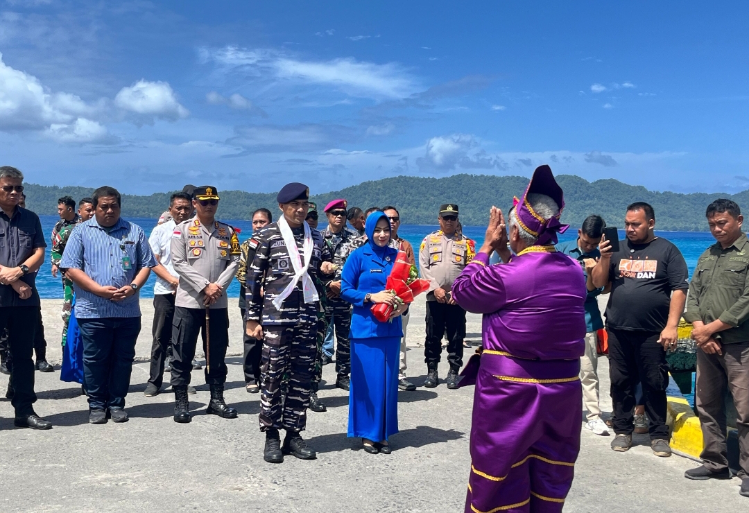 Komandan Lanal Melonguane Letkol Laut (P) Zunaidy Sanggel saat penyambutan secara adat di Kabupaten Talaud