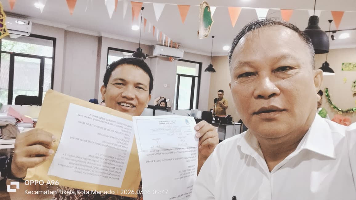 Seorang warga yang adalah pensiunan PDAM Wanua Wenang saat memasukan somasi terhadap Wali Kota di Kantor Pemkot Manado, Senin (16/3).