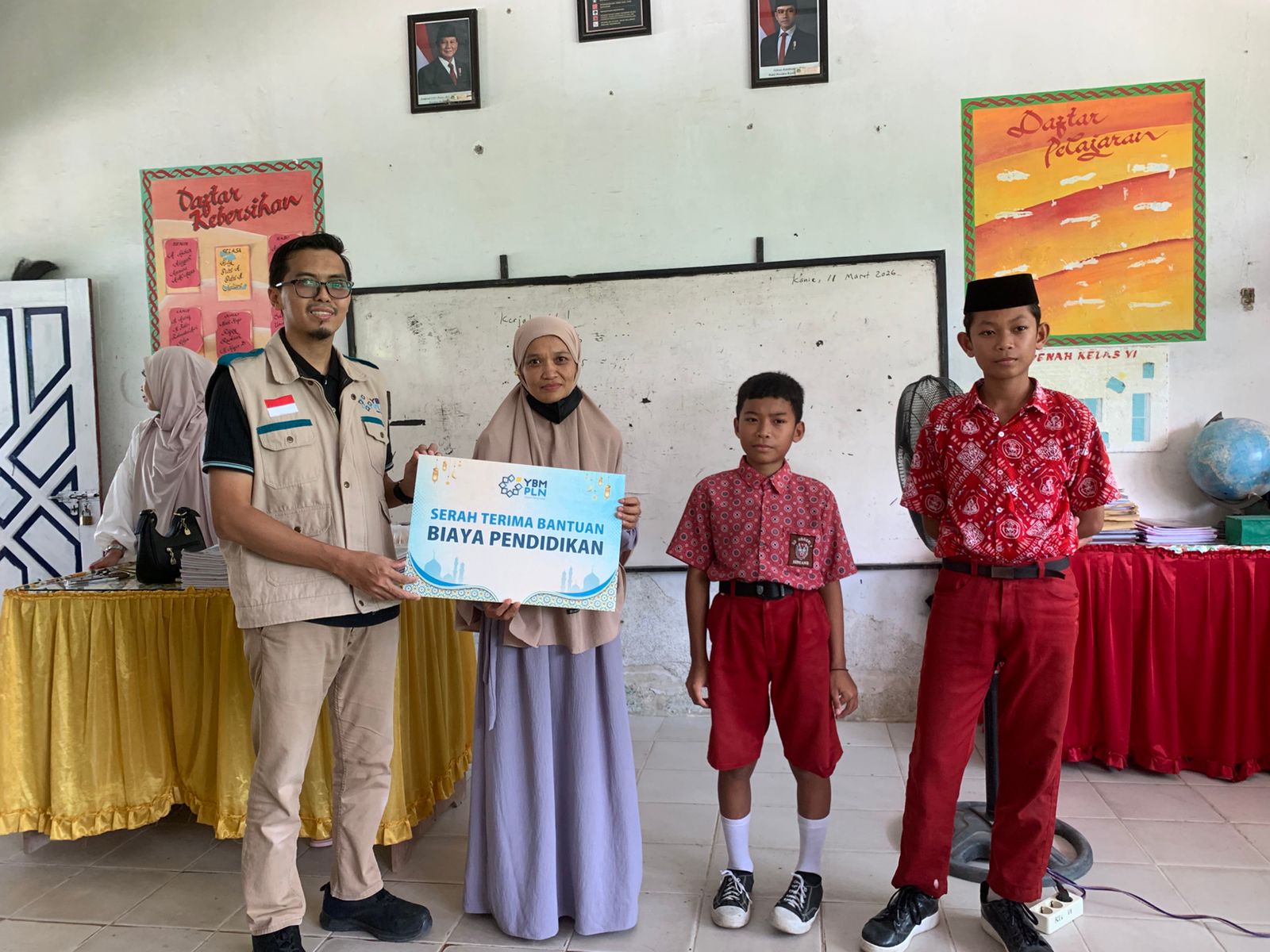 Penyerahan bantuan biaya pendidikan dari YBM PLN UIP3B Sulawesi kepada keluarga Sitti Umrah sebagai dukungan bagi Akhdan Akins S. dan Muh. Al Farabi S. untuk melanjutkan pendidikan. 