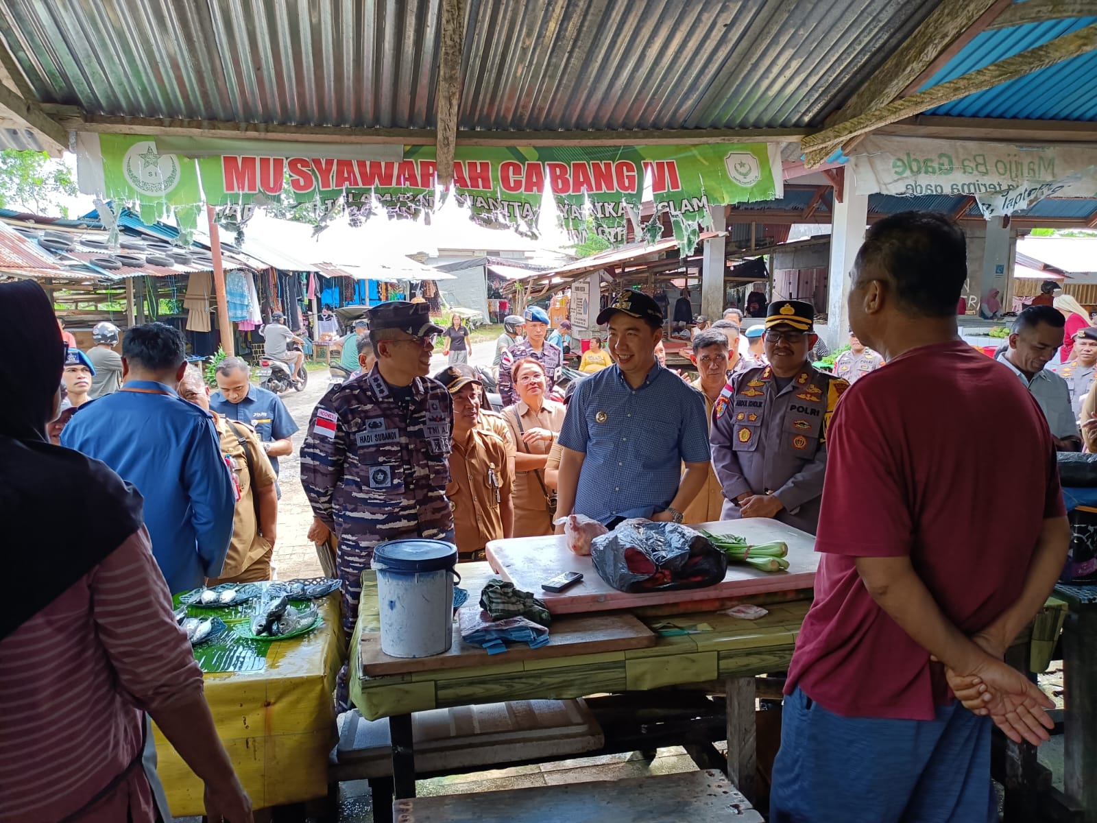 Bupati Michael Thungari saat meninjau pasar Petta, Selasa (17/03/26).