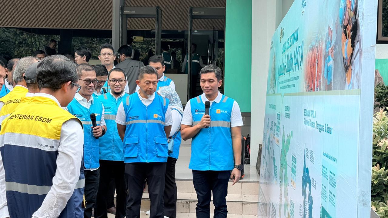 Direktur Manajemen Resiko, Adi Lumakso (ketiga dari kiri) didampieral GM PLN UIP3B Sulawesi, Fermi Trafianto saat kegiatan Walk in Gallery Makassar.