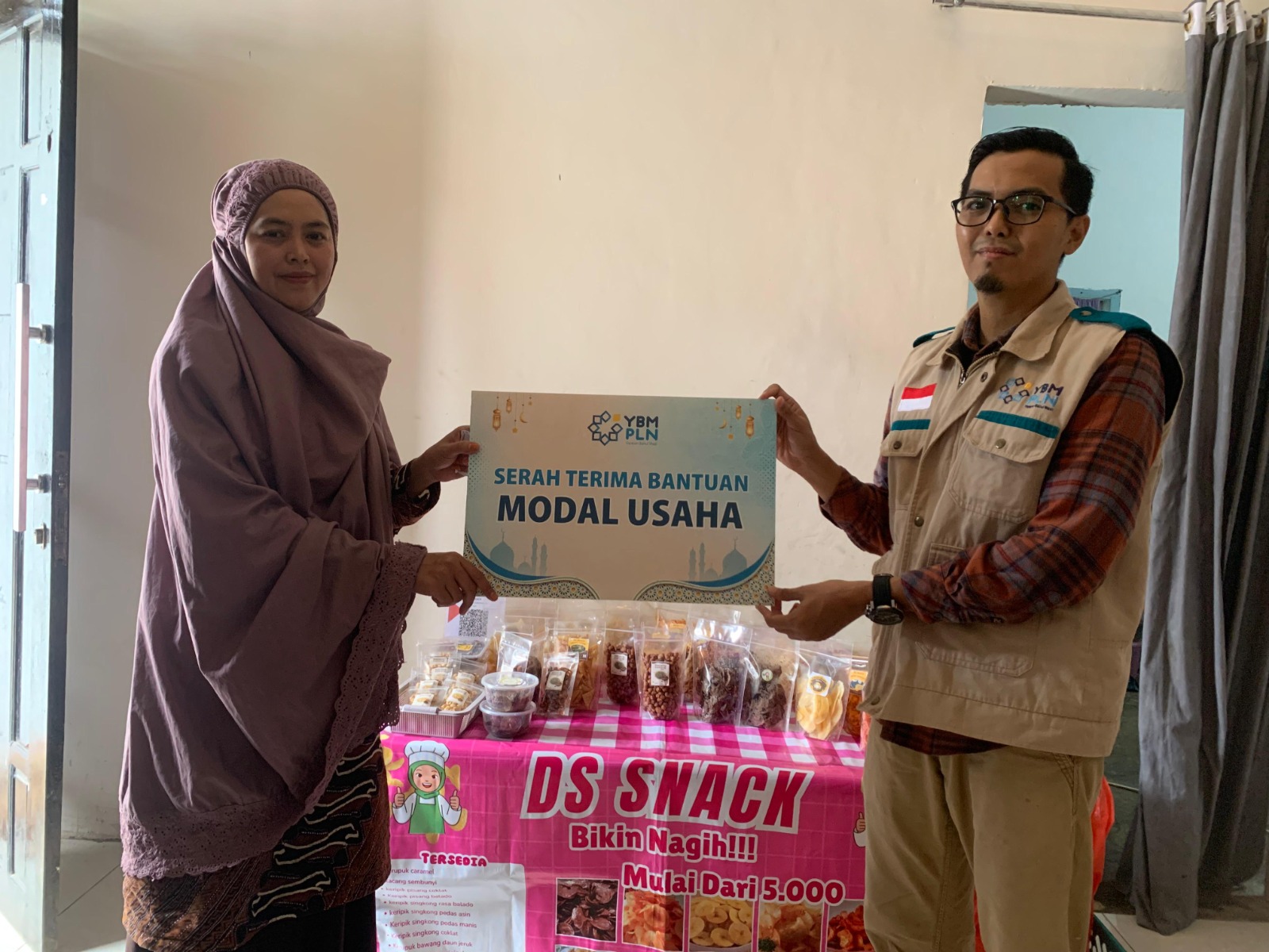 Penyerahan bantuan modal usaha dari YBM PLN UIP3B Sulawesi kepada Ibu Saleha sebagai bentuk dukungan terhadap pelaku usaha mikro di Kabupaten Takalar. 