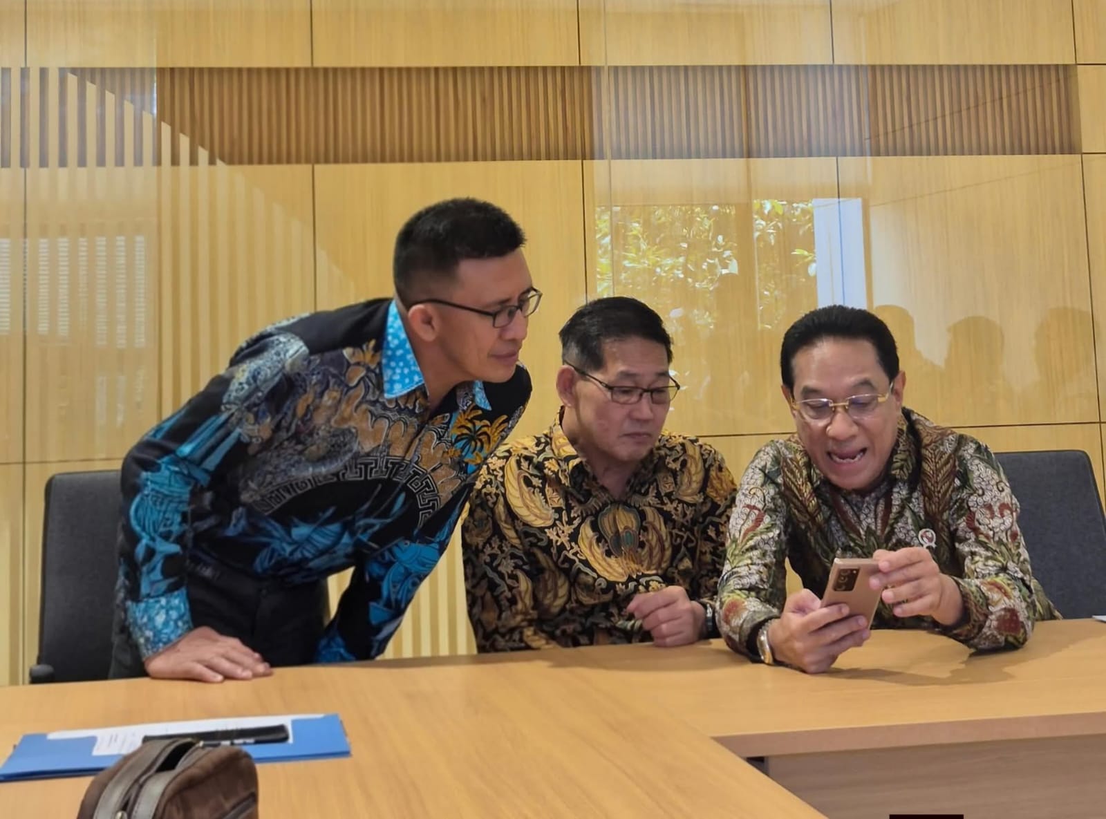 Dari kiri ke kanan: Kepala Dinas Kesehatan Kota Bitung dr Pitter Lumingkewas, Wali Kota Bitung Hengky Honandar dan Wamenkes RI dr Benjamin Paulus Octavianus.(Dok Istimewa)