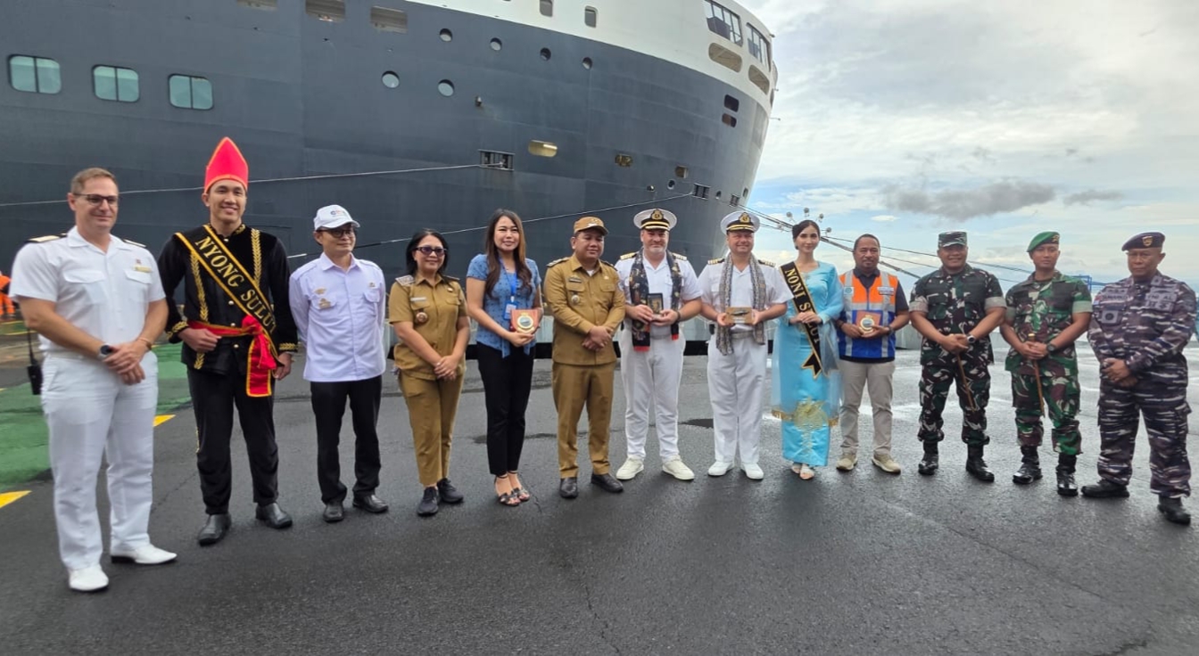 Wakil Wali Kota Bitung Randito Maringka bersama Forkopimda dan instansi terkait menyambut kedatangan kapal pesiar Quen Mary 2.(Dok Istimewa)