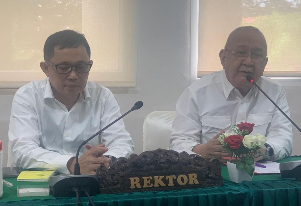 Rektor Universitas Sam Ratulangi Prof. Dr. Ir. Oktovian Berty Alexander Sompie, M.Eng. IPU, ASEAN, memimpin rapat bersama Ketua  Majelis Keluarga Besar Permesta (MKBP) Philip Pantouw  
