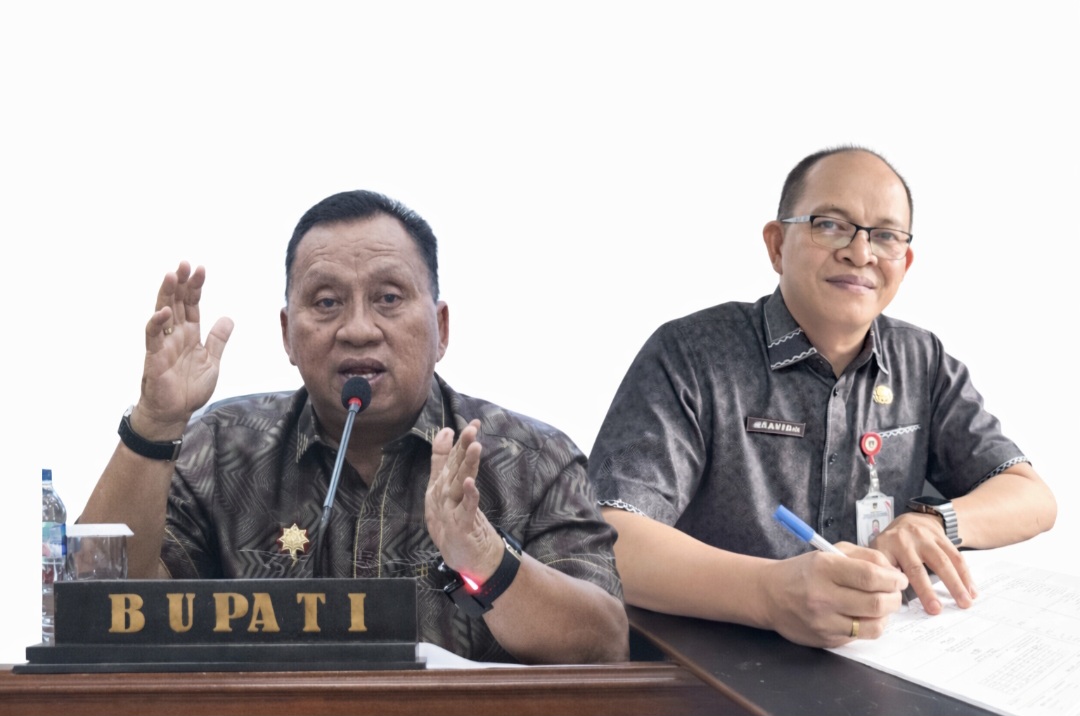 Bupati Minahasa Robby Dondokambey (kiri) dan Kepala BPKAD David Mangundap (kanan)