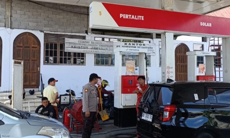 Pihak kepolisian terlihat sedang melakukan pemantauan di salah satu SPBU di Kota Manado