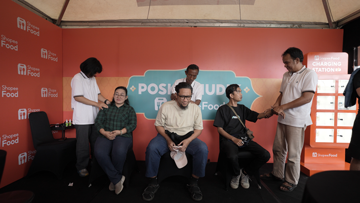 Layanan pijat gratis di Posko Mudik ShopeeFood.