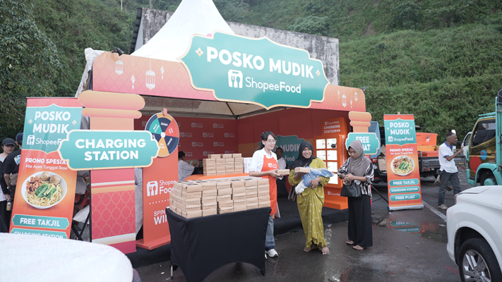 Pembagian takjil gratis di Posko Mudik ShopeeFood