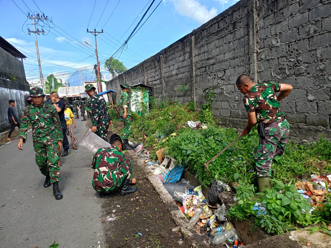 Kegiatan karya bakti di Kompleks Kanopi Kelurahan Bitung Timur Kecamatan Maesa.(Dok Istimewa)