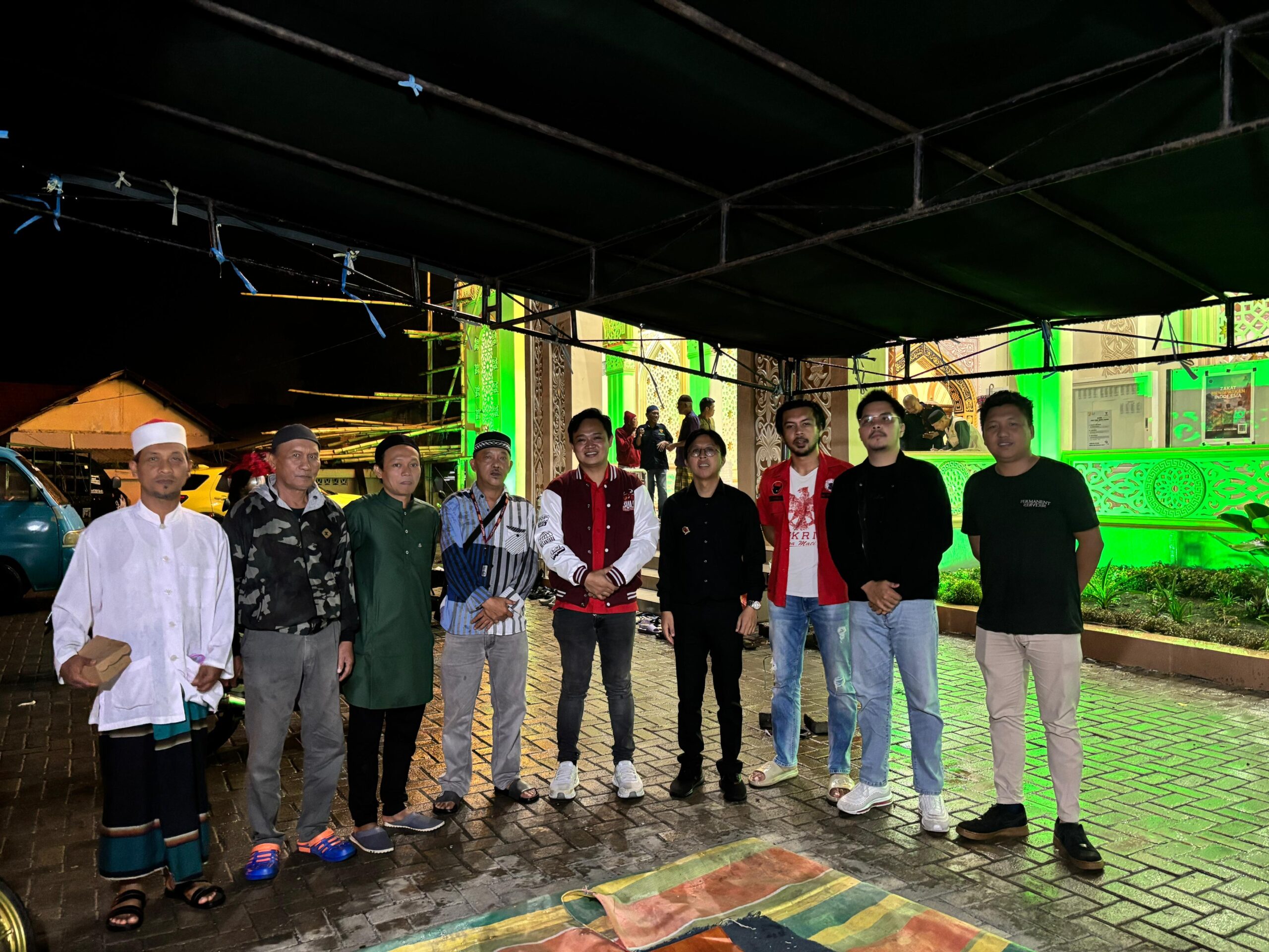 PEDULI: Jajaran BMI Kota Tomohon saat berbagi takjil kepada umat muslim di Kelurahan Kampung Jawa Kecamatan Tomohon Selatan. Dok istimewa 