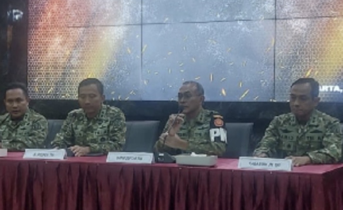 mpat anggota TNI kini ditahan dan ditetapkan sebagai tersangka. Hal itu disampaikan Danpuspom TNI Mayjen Yusri Nuryanto dalam konferensi pers di Mabes TNI, Jakarta, Rabu (18/3/2026).