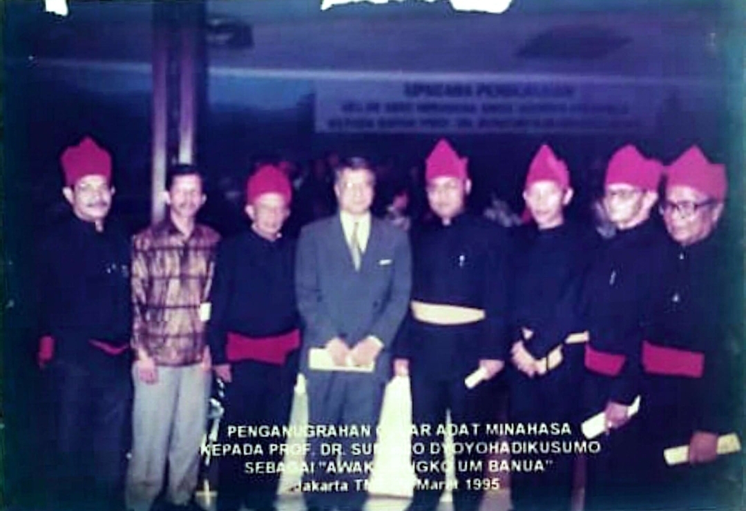 Majelis Kebudayaan Minahasa (MKM) usai pemberian gelar adat Amang Wangko Umbanua kepada Prof Dr Sumitro Djojohadikusumo tahun 1995 di TMII