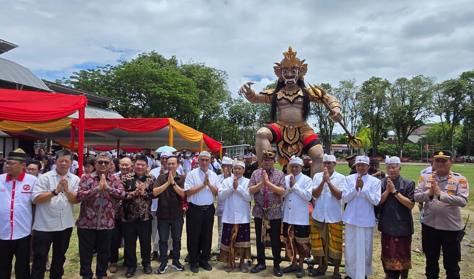 Wakil Wali Kota foto bersama umat Hindu di Manado dan juga tamu undangan usai upacara suci Tawur Kesanga di Lapangan Sparta Tikala, Rabu (18/3).