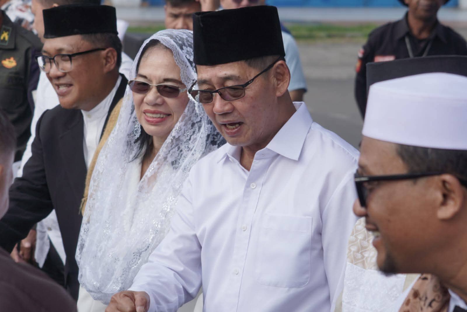 Wali Kota Bitung Hengky Honandar bersama Ketua TP-PKK Ellen Honandar Sondakh SE menghadiri Sholat Idul Fitri 1447 Hijriah.(Dok Istimewa) 