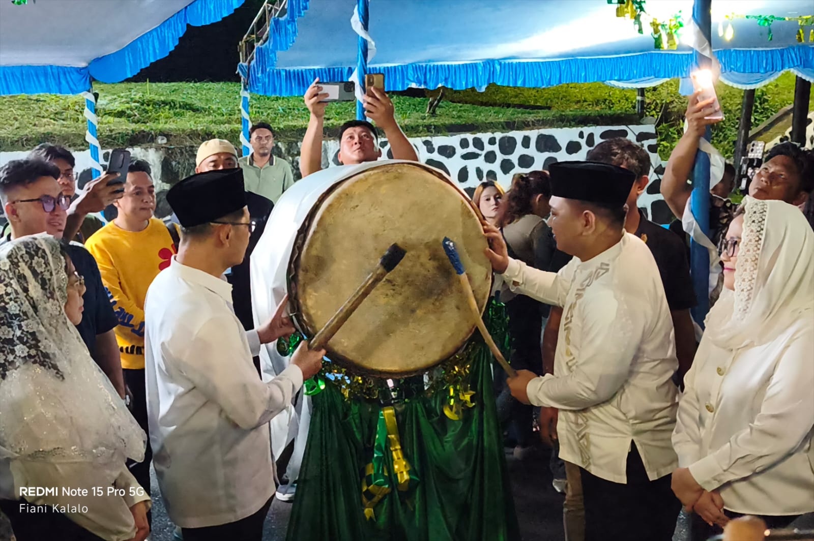 Wali Kota Bitung Hengky Honandar dan Wakil Wali Kota Bitung Randito Maringka memukul bedug tanda dimulainya Malam Takbiran.(Dok Istimewa)