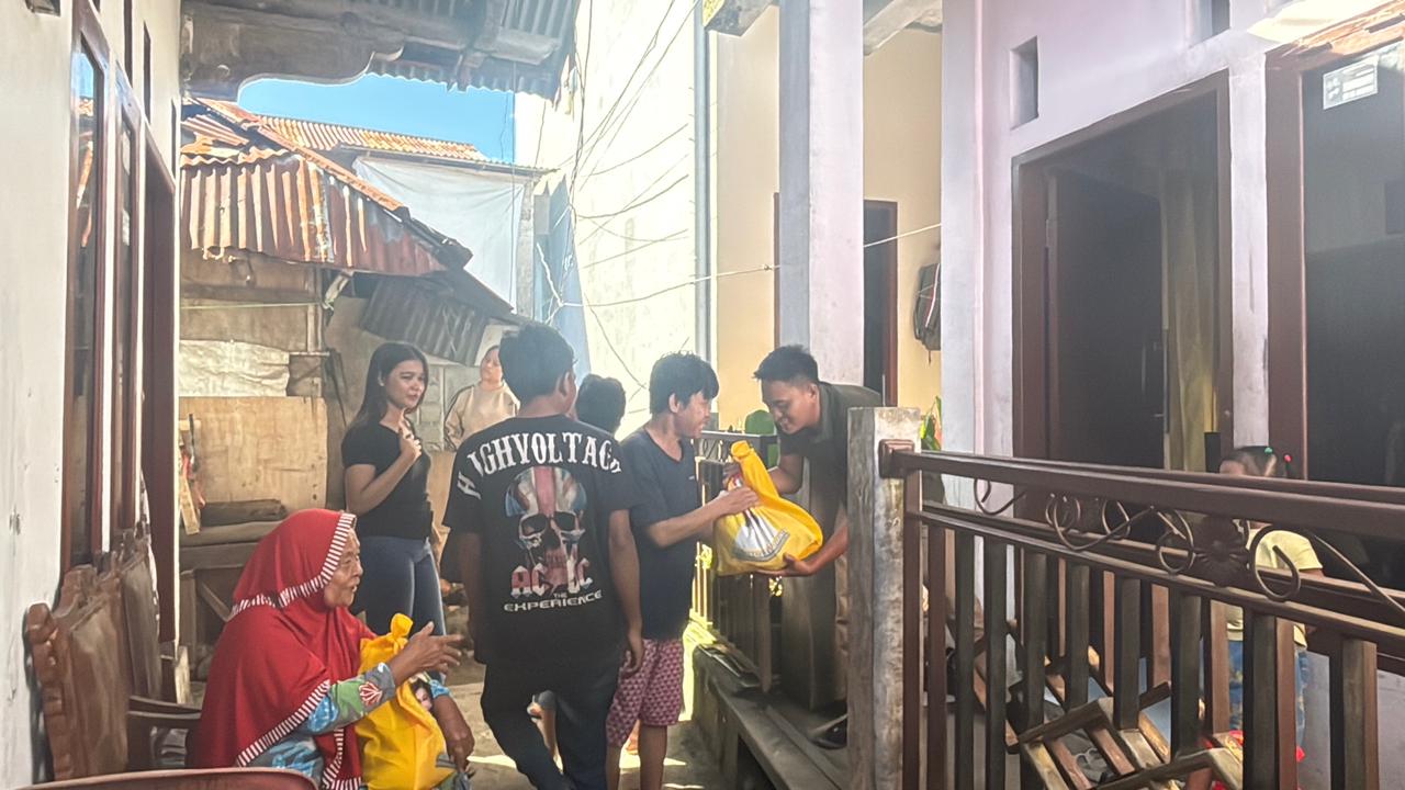 PEDULI: Melalui tim media center yang ditugaskan secara khusus, puluhan paket sembako diserahkan langsung kepada warga yang membutuhkan.