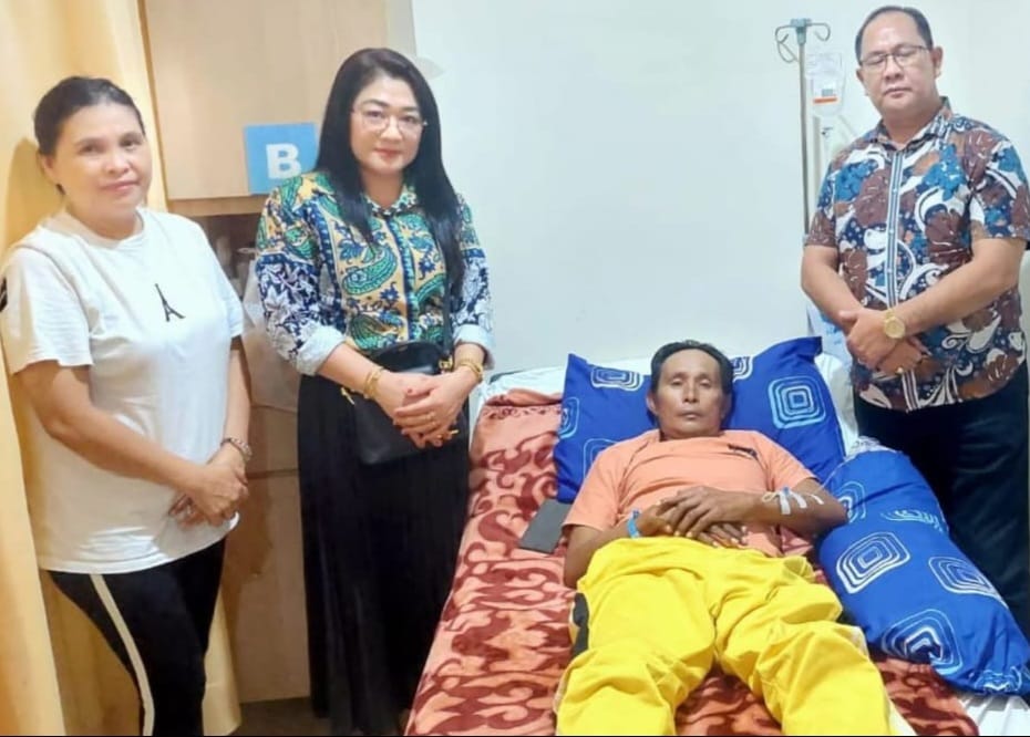 DUKUNGAN MORIL: Tokoh Masyarakat Kabupaten Minahasa Selatan Frede Aries Massie (kanan) bersama istri tercinta Marini Lolowang mengunjungi Donny Rawis yang sementara menjalani perawatan.