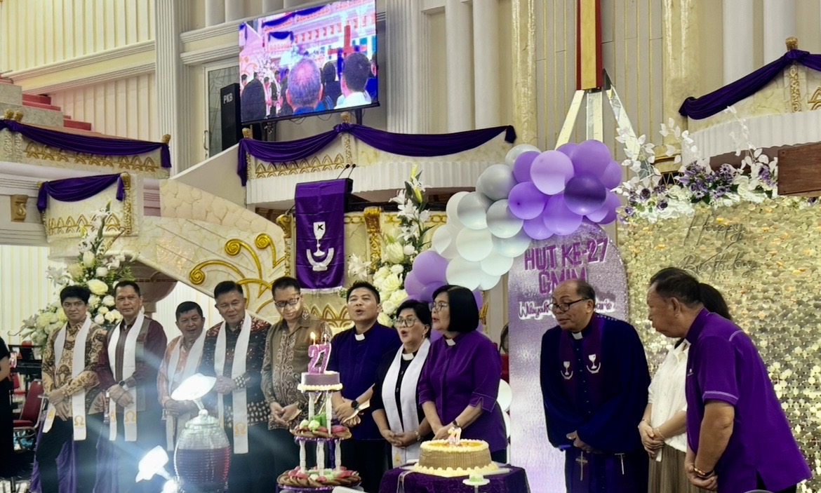 Peniupan lilin ulang tahun Wilayah Manado Sario.