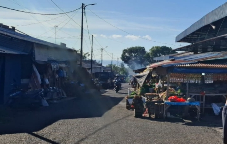 Hampir setengah ruas badan jalan raya di Pasar Sagerat digunakan pedagang untuk berjualan.(Franky Sumaraw/MP)