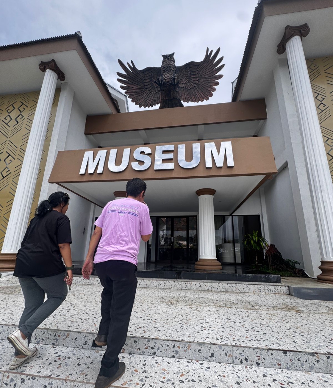 Almarhum Raymond Mawikere saat seminggu sebelum meninggal, sempat meninjau Museum Sulut 