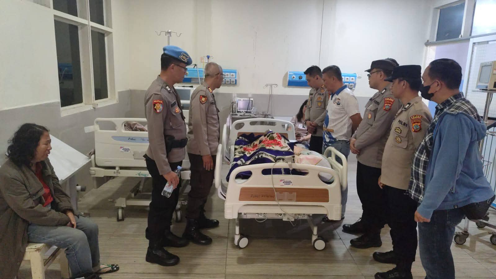 Berduka-Kapolsek Tomohon Selatan Stanny Elias bersama jajaran saat berada di rumah sakit