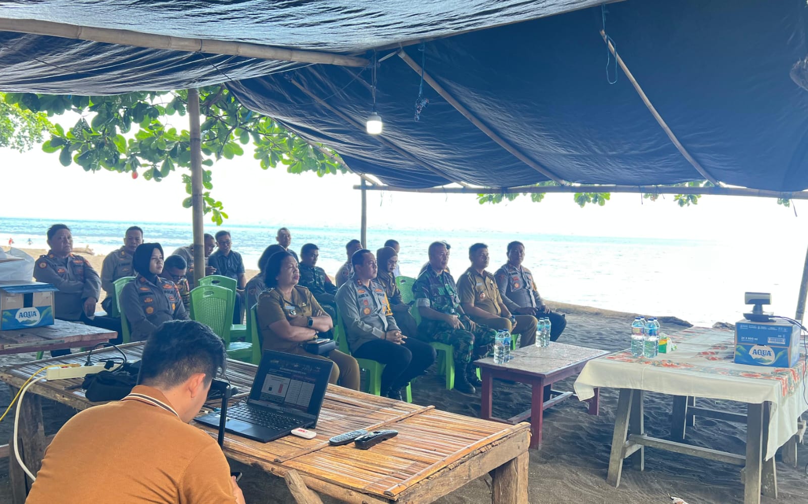 Forkopimda Kota Bitung mengikuti Rapat Anev perkembangan situasi kamtibmas terkini serta monitoring perayaan Idul Fitri di Pantai Tanjung Merah.(Dok Istimewa)