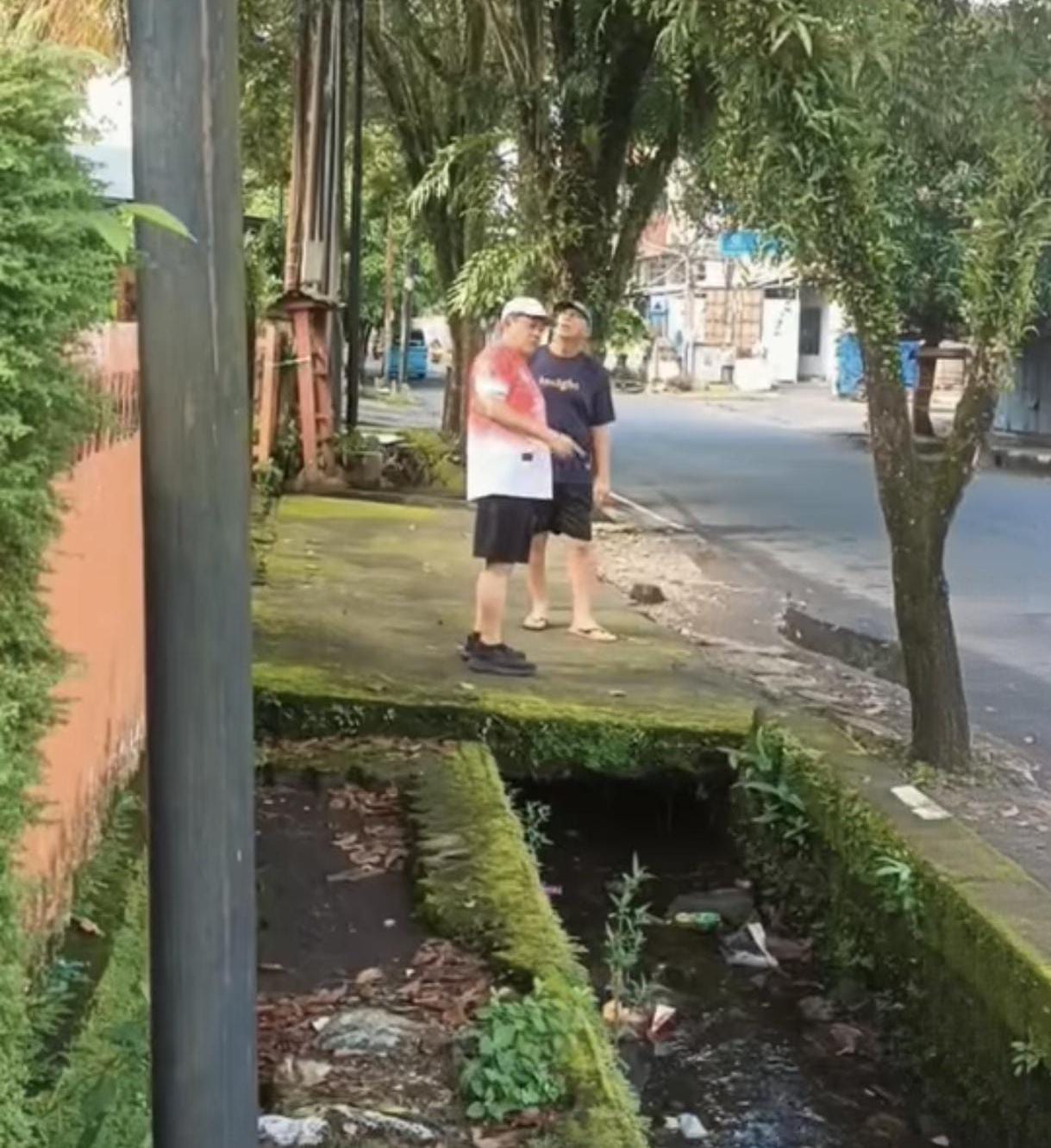 Salah satu titik drainase tersumbat di Wilayah Kecamatan Tuminting menjadi perhatian Pemkot Manado untuk diperbaiki.