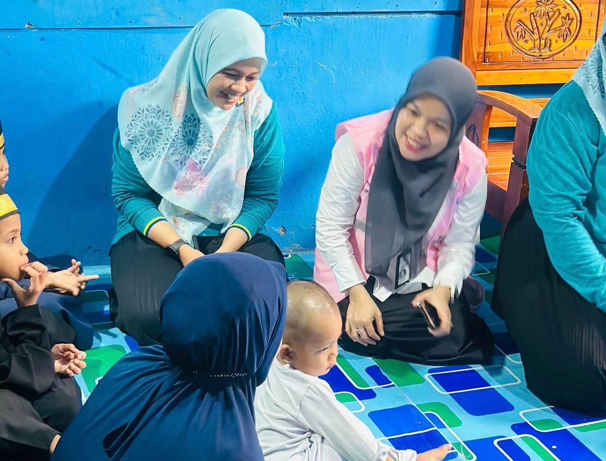 Srikandi Champion PLN UIP3B Sulawesi, Andi Murniawati, berinteraksi dengan anak-anak binaan dalam kegiatan berbagi paket iftar Ramadan, beberapa waktu lalu.