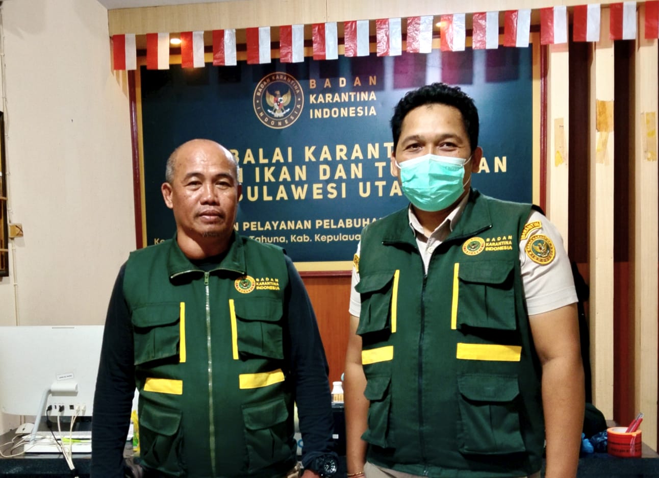 Kepala Balai Karantina Hewan Ikan dan Tumbuhan Kabupaten Sangihe, Renold Rahajaan dan drh Gusti Made Adnyana.