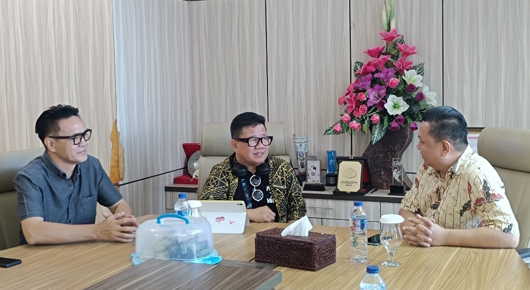 Suasana Podcast Manado Post terkait program Akselerasi Kreatif Kemenekraf di Grha Pena 