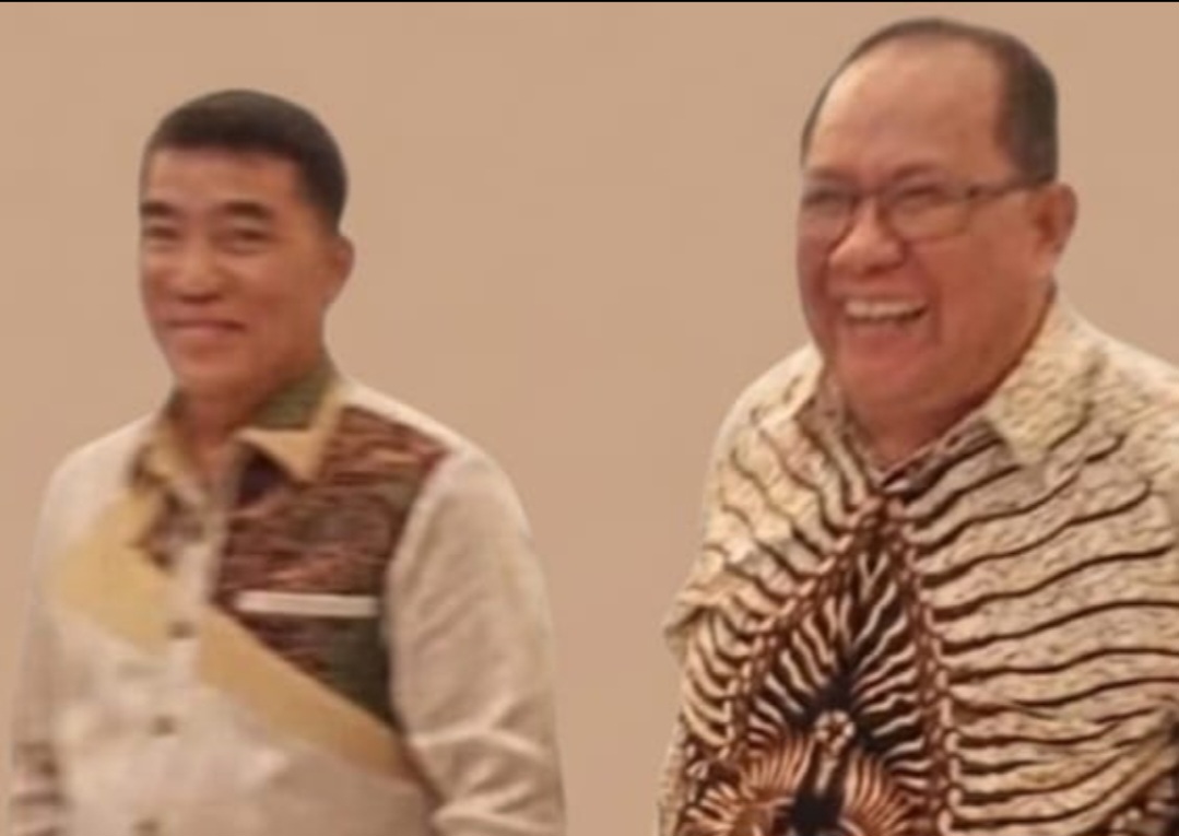 SAHABAT KARIB: Gubernur Sulawesi Utara Mayjen TNI (Purn) Yulius Selvanus bersama Frede Aries Massie (kanan)